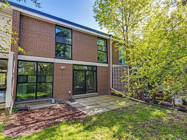 Photo - 95 Decarie Cir