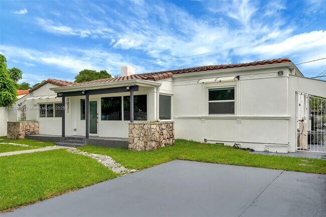 Photo - 1833 SW 21st Ter Casa
