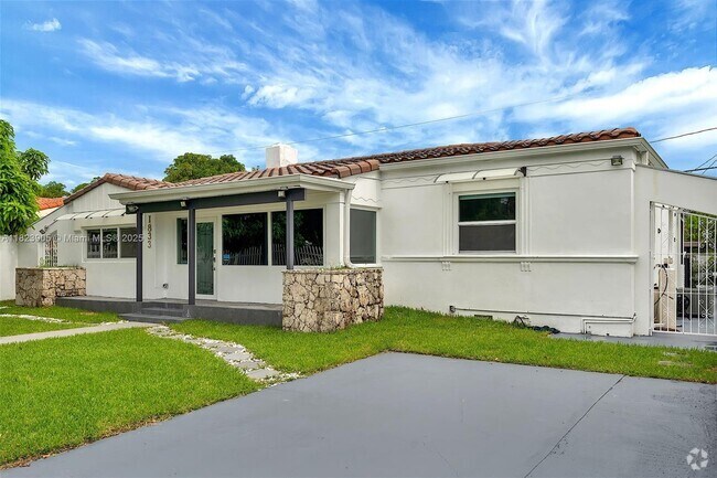 Building Photo - 1833 SW 21st Ter Rental