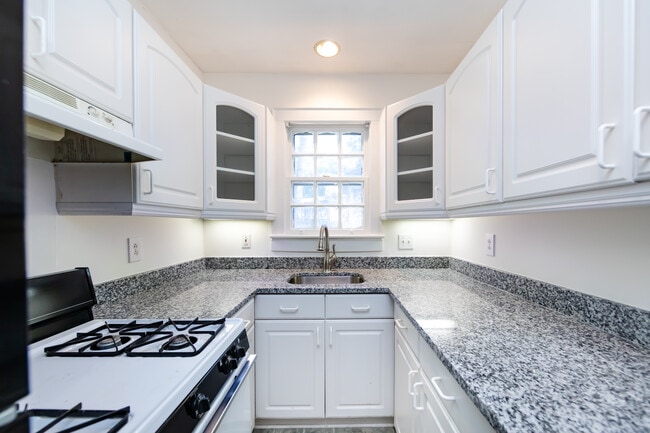 Kitchen with new oven, refrigerator, countertops (installed 2023) - 1719 Club Rd Unit 1719