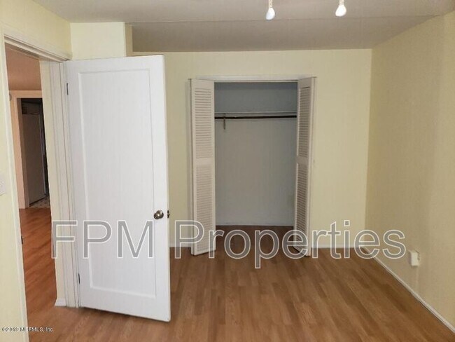 Photo - 6348 Hyde Grove Ave Unidad Garage