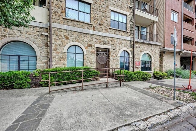 Building Photo - Studio Condo in the Heart of West Campus! Unit 102
