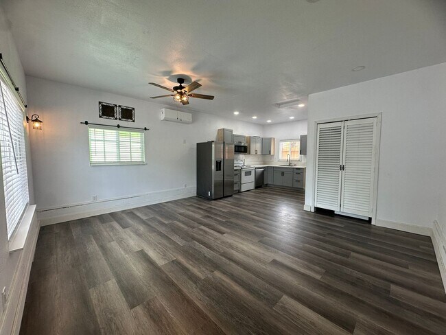 Building Photo - 1544 Maryland Ave Unit A