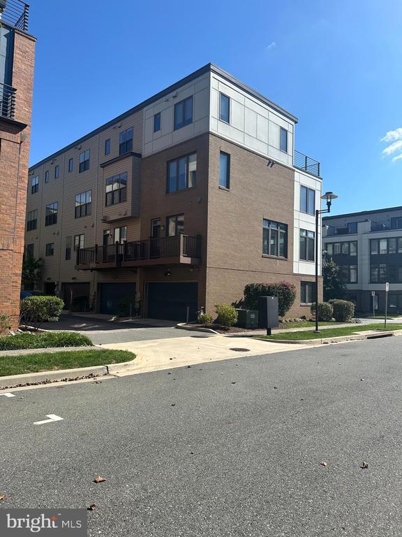 Building Photo - 8051 Tribeca St