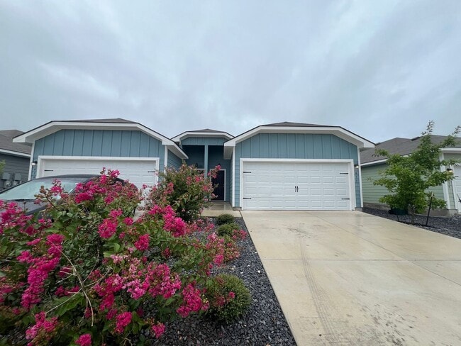 Building Photo - Luxury 3/2 Duplex in Seguin, Texas