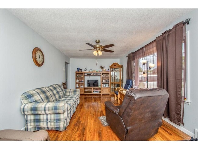 Photo - Darling 3 bedroom home in Greenfield Plaza neighborhood