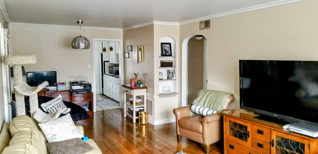 Building Photo - 2206 E Locust St Unit 2120
