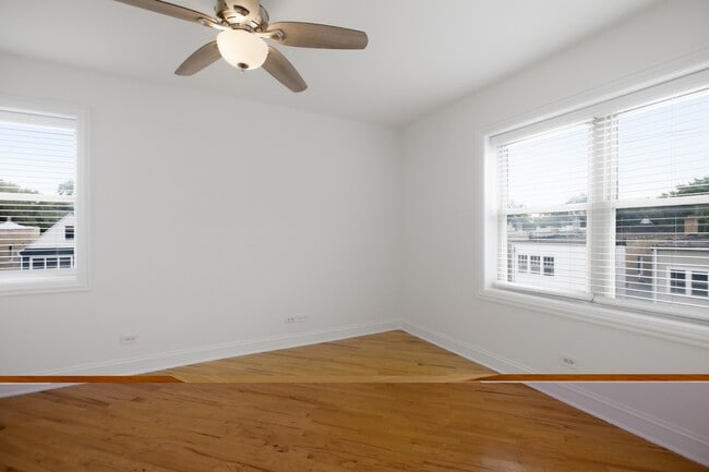 Photo - 2619 N Harding Ave Unidad 3