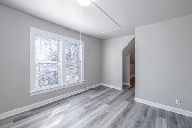Building Photo - 76 W 12th St Unit 2