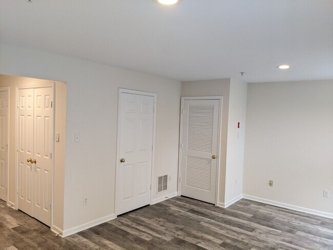 Photo - Completely Renovated Townhouse in convenie...