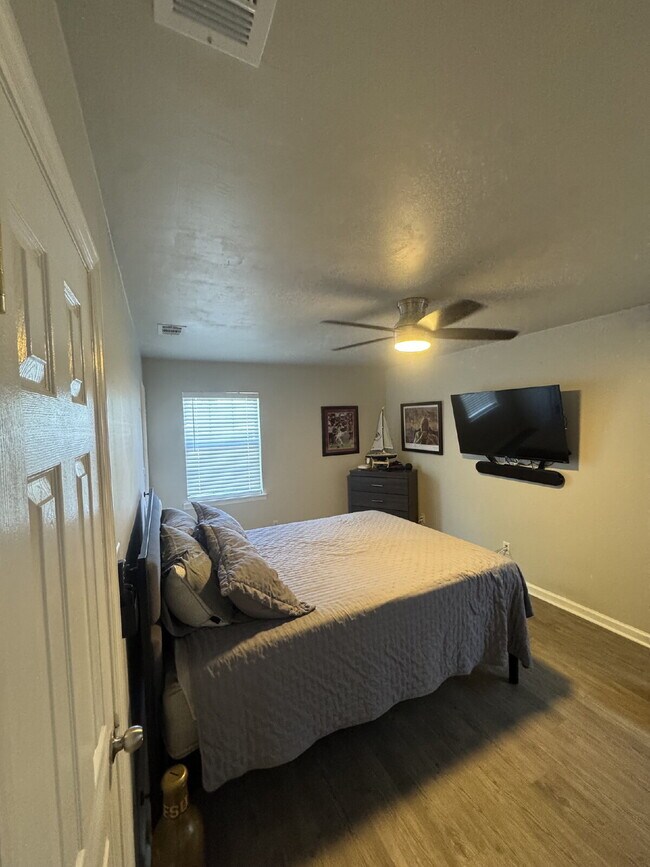 Photo - Cozy 2 bedroom 2 bathroom house near campus