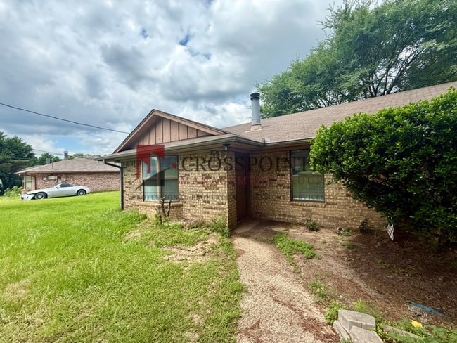Building Photo - Charming 2 Bed, 1 Bath Duplex!