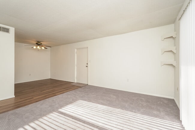 Photo - 2205 Sunderland Rd