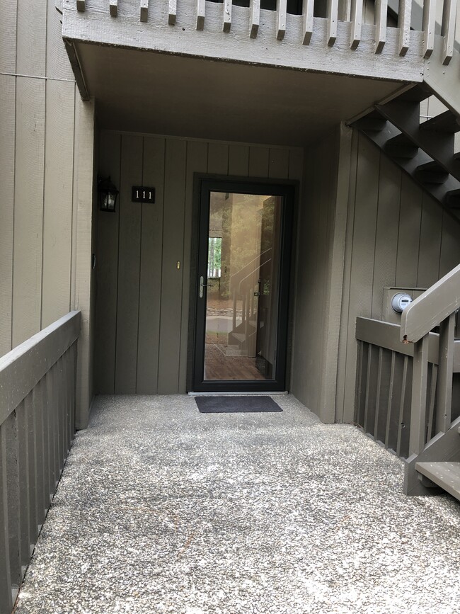 Building Photo - 10 Pine Tree Rd Unit 111