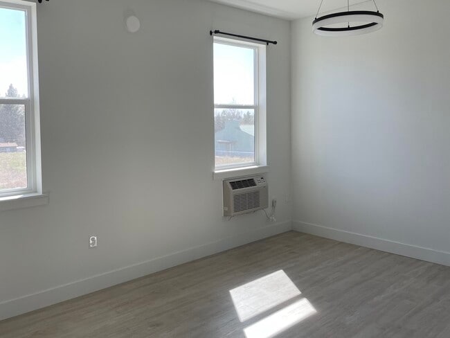 Photo - 1887 E F St