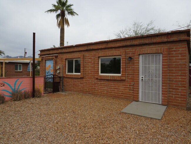 Photo - Charming Bungalow Guest House with utilities in Central Tucson