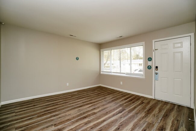 Photo - 1670 Dundee Pl