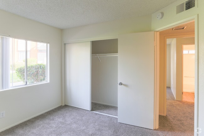 2BR, 2BA - 810 SF