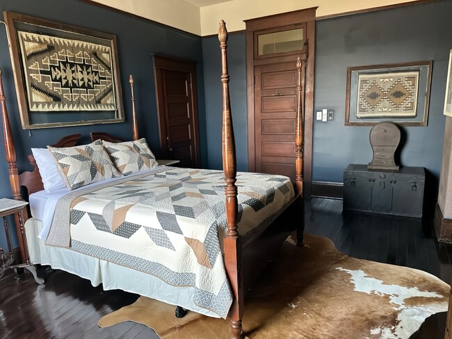 Photo - 406 W 1st St