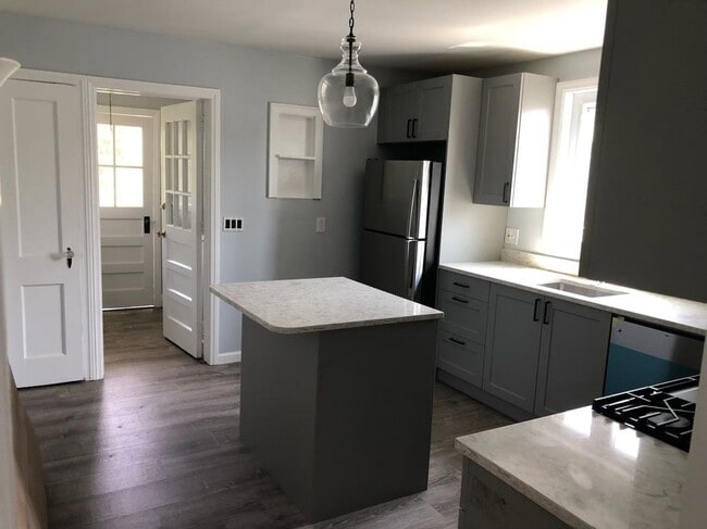 674 Courtland Ave Unit 2nd Floor