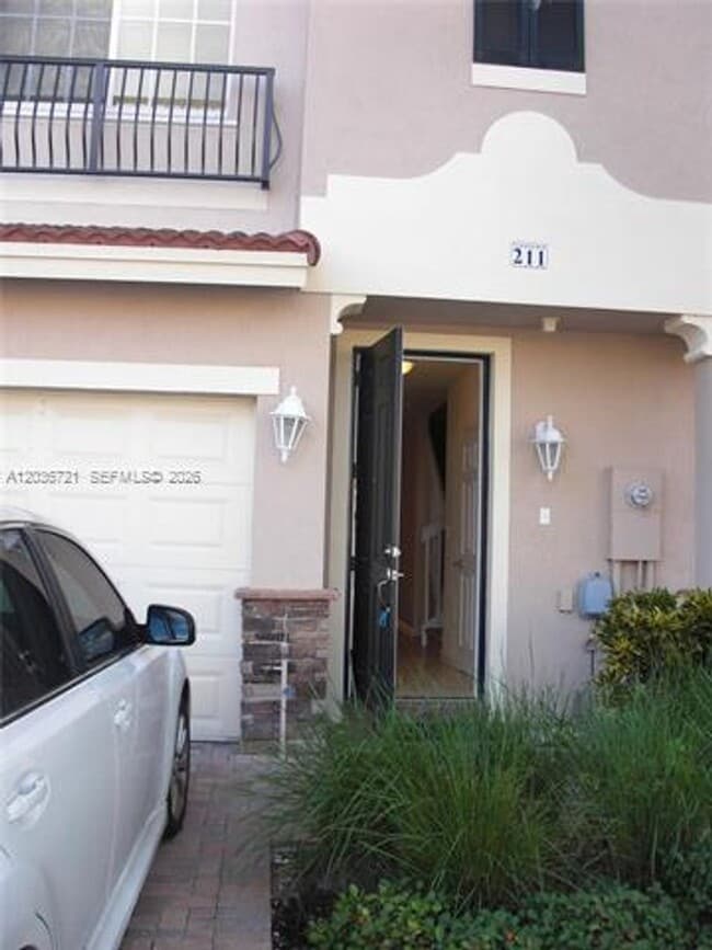 Photo - 211 Las Brisas Cir