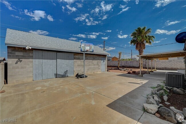 Building Photo - 102 N Cholla St Rental