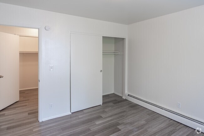 2BR, 1BA - 987 SF