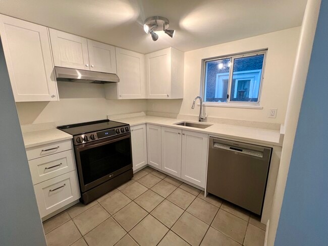 Photo - 3285 8th Av W