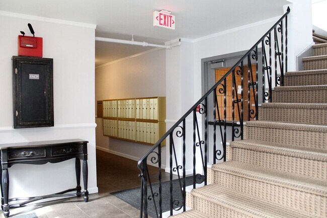 Photo - Upper Level Chasselton 1 Bedroom Condo in ...