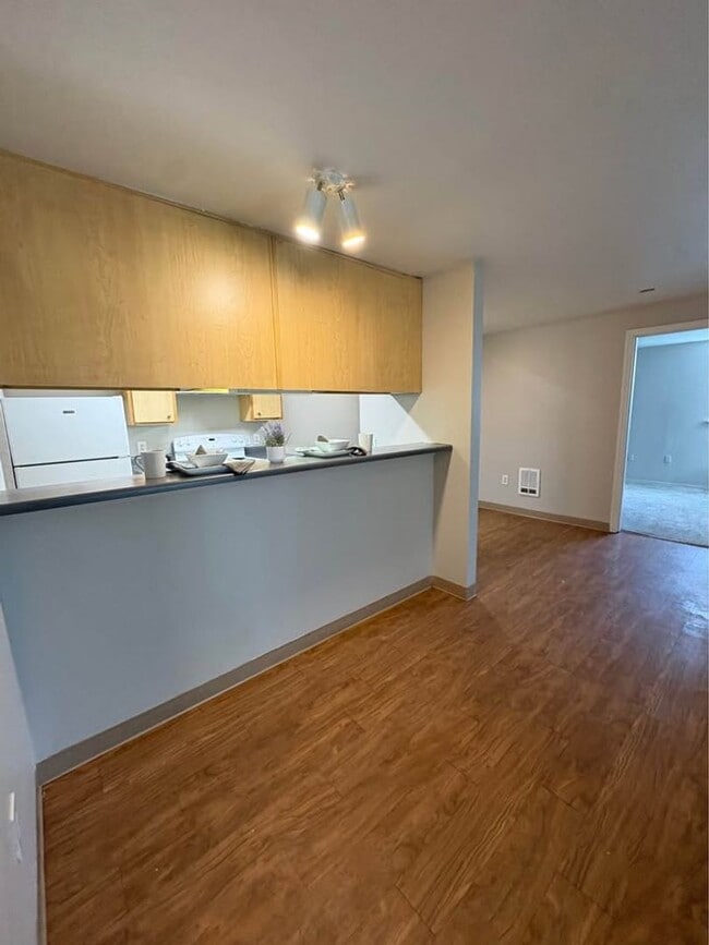 Building Photo - Life Just Got Better Come See For Yourself At Powell Court Apartments!! Unit 52