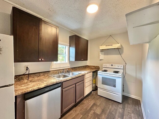 Photo - Available Now! 2 Bedroom, 1 Bath (Plus Bon... Unidad A