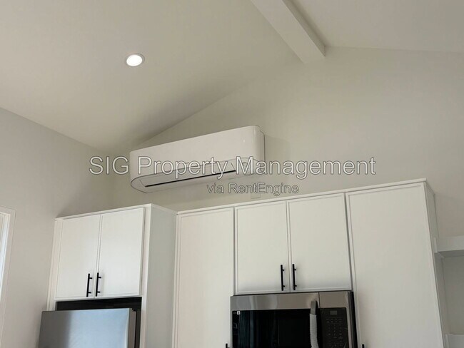 252 E Howard St Unit 5