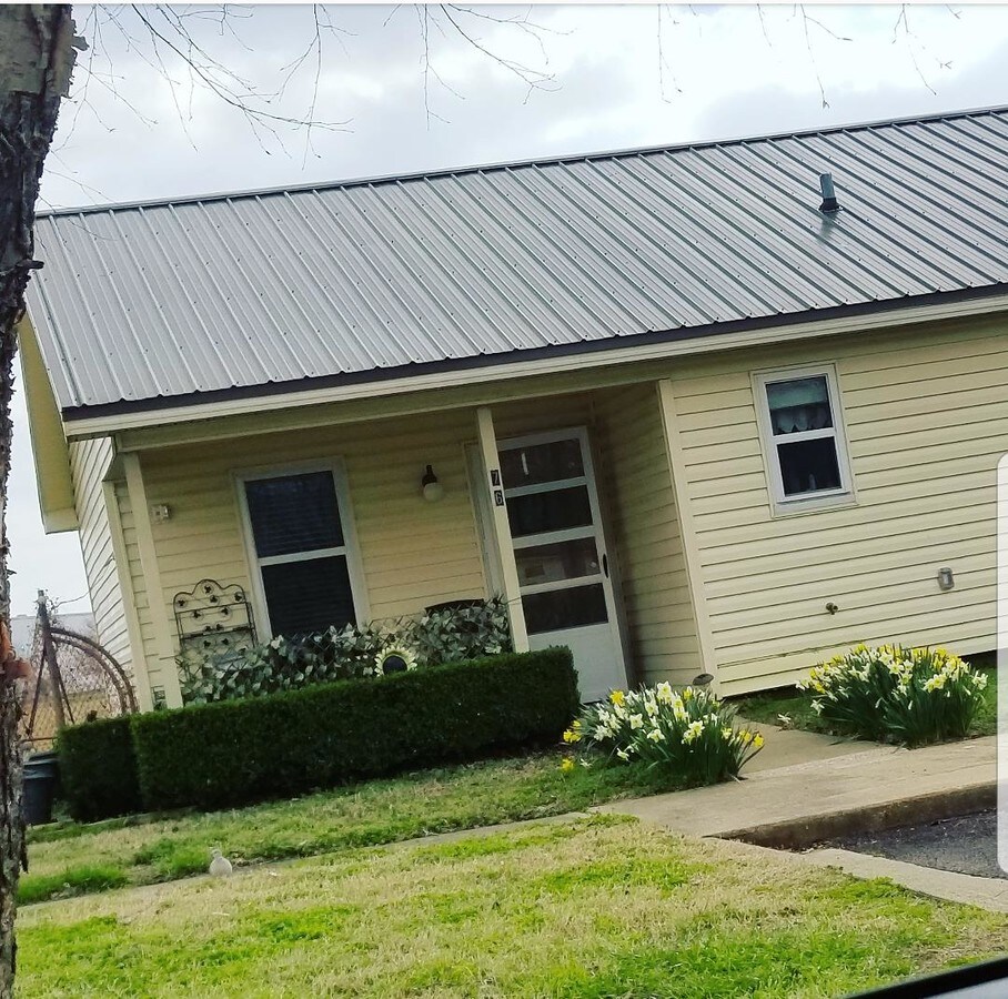 River Manor Apartments - River Manor Apartments