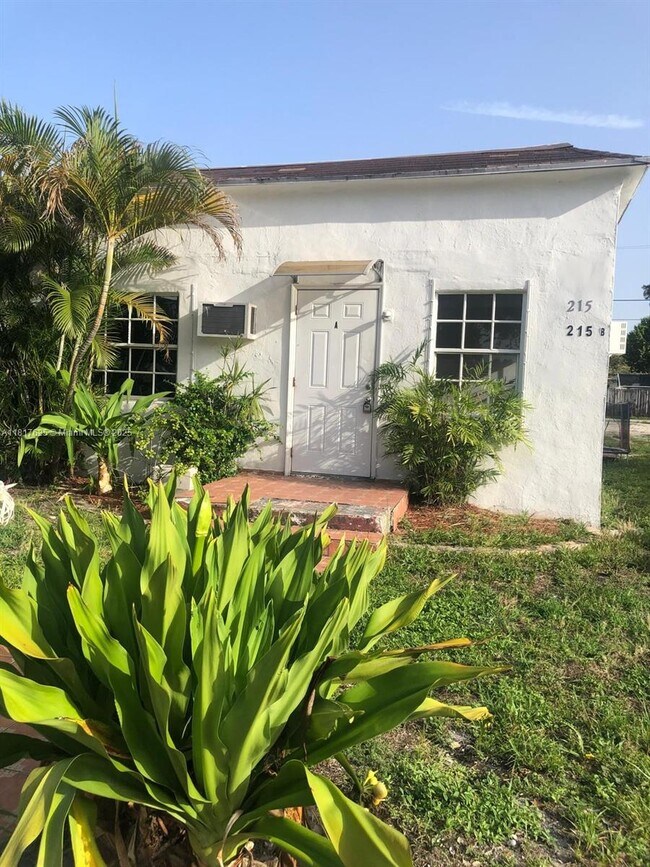 Photo - 215 SW 11th St Unidad A