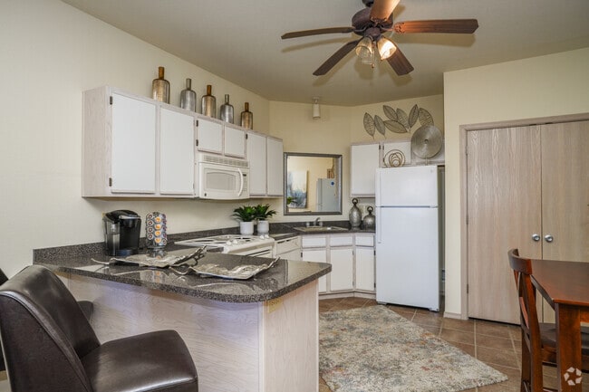 1BR, 1BA - 655SF - Kitchen / Dining Room