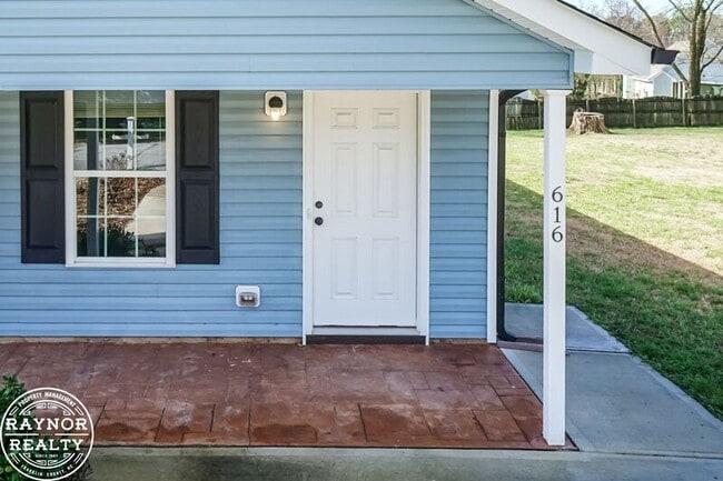 Photo - 616 E Pine Ave