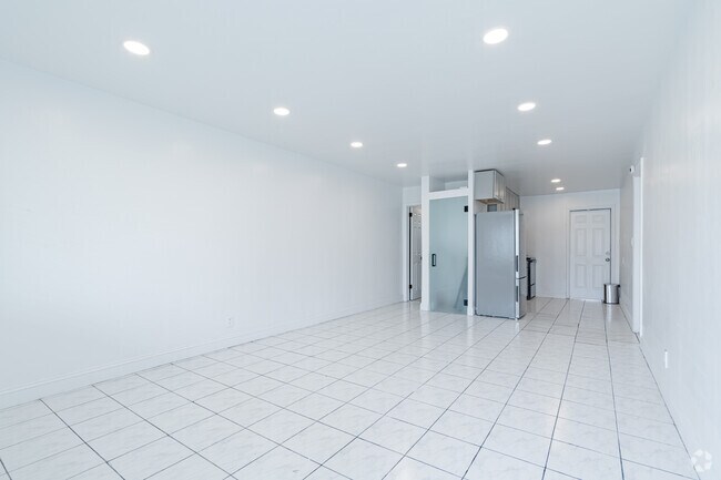 1BD, 1BA - 700SF - 411 SE 3rd Ave