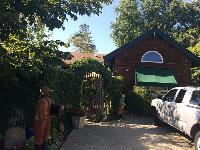 Building Photo - Adorable Studio Apartment with a Loft-$300...