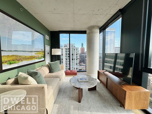 Building Photo - 717 S Wells St Rental