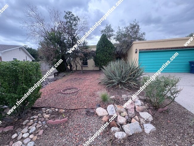 Building Photo - 3 bedroom, 2 baths  with great backyard oa... Rental