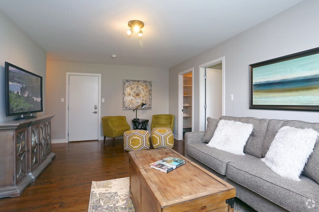 1BR, 1BA - Living Room - District @ Sheridan - 5536 N Sheridan Rd