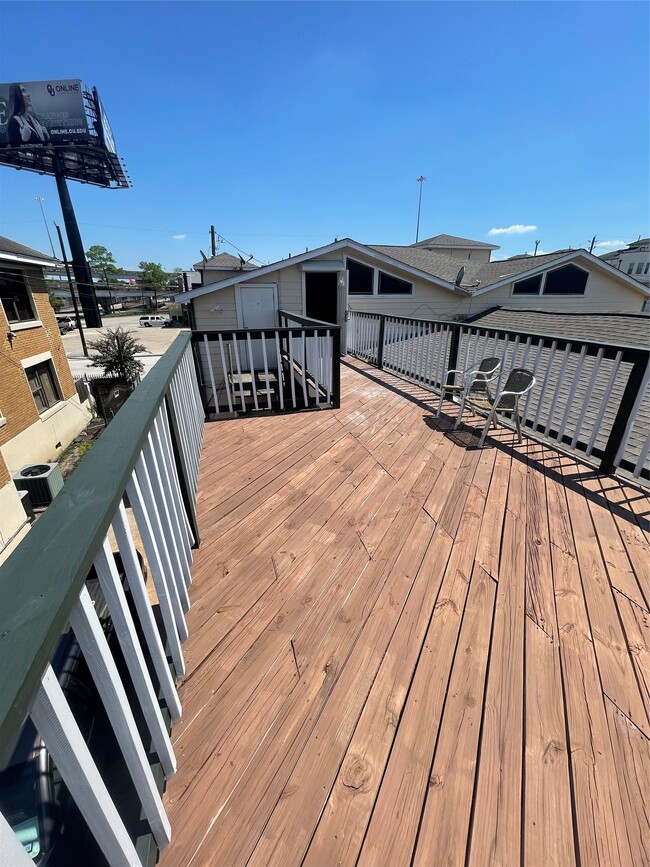 Building Photo - 2110 Chenevert St Unit 8