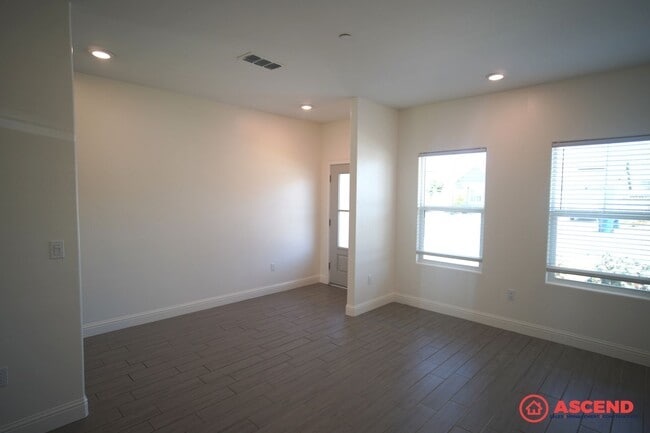 Photo - 4 Bedroom House in Gossamer Grove!