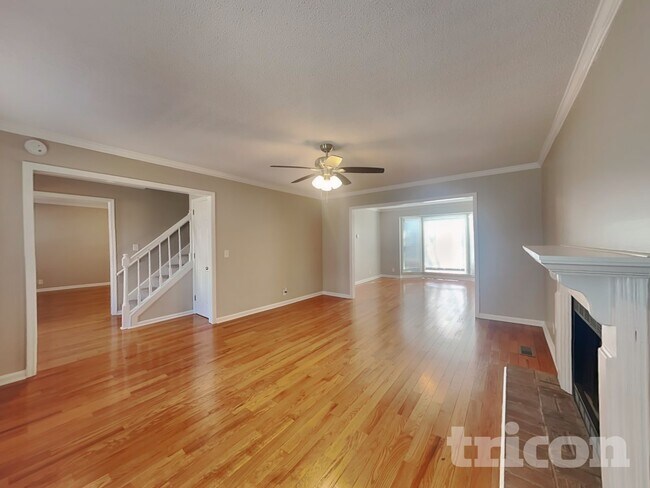 Photo - 2113 Putnam Ln