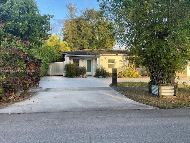 Building Photo - 705 E 9th Ct