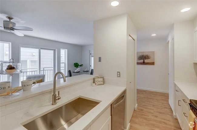 Building Photo - Beautiful 1 bed Condo + garage parking in ... Unit 203