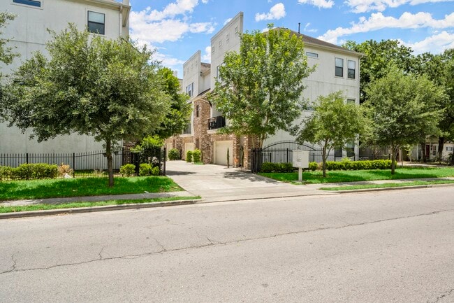 Building Photo - 742 W 24th St