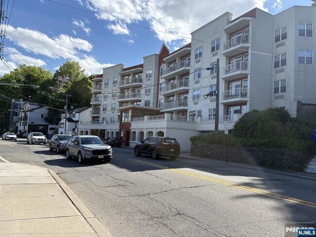 Building Photo - 1100 River Rd Unit 202