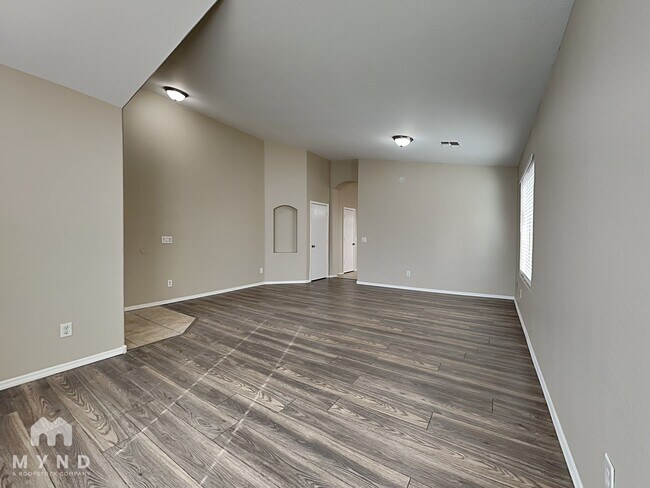 Photo - 1034 E Saddle Way