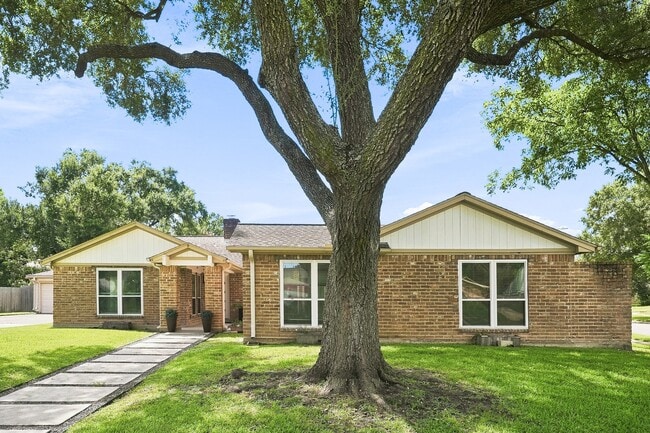 Photo - 1135 Trowbridge Dr